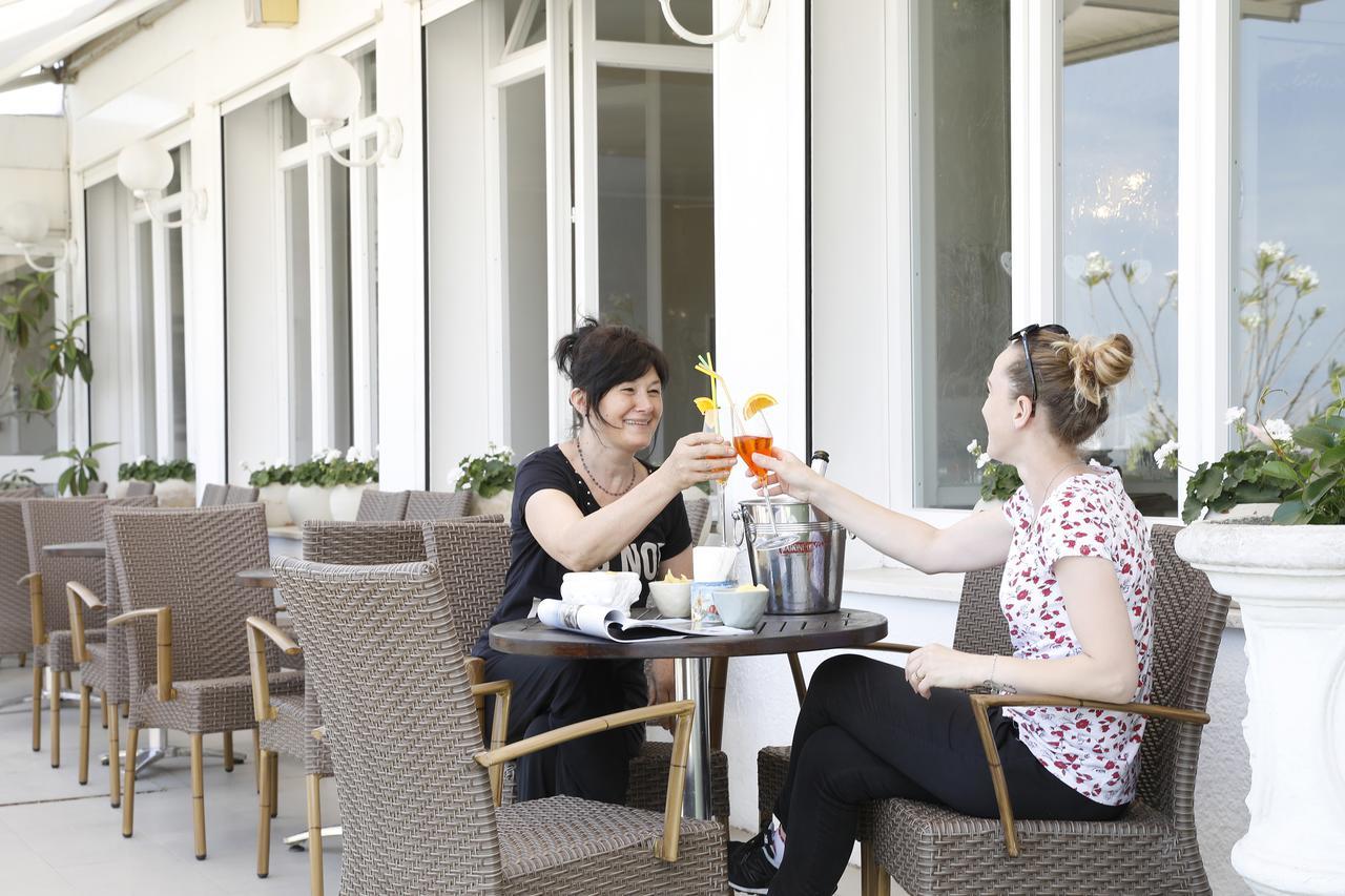 Hotel Lungomare กัตตอลิกา ภายนอก รูปภาพ